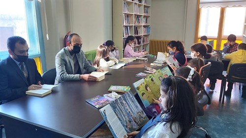 İlçemiz Kaymakamı Sayın İbrahim GÖKMEN, İlçe Halk Kütüphanesinde düzenlenen okuma etkinliğine katıldı
