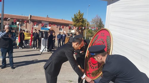 İlçemizde 29 Ekim Cumhuriyet Bayramı kutlamaları Hükümet Meydanında Atatürk Anıtına çelenk sunumuyla başladı.
